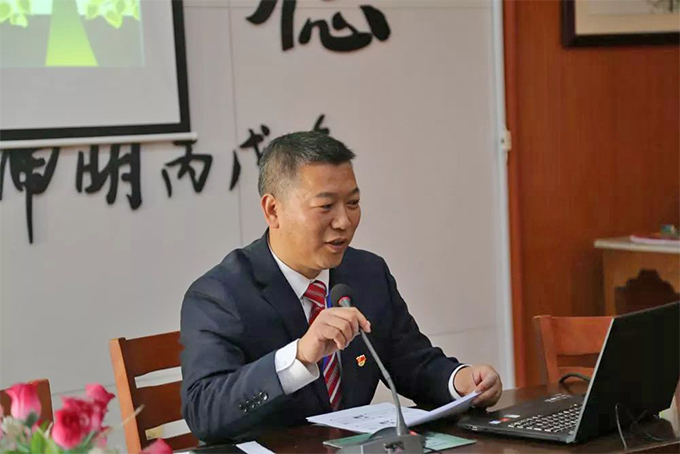 大会主持 : 谢永中校长