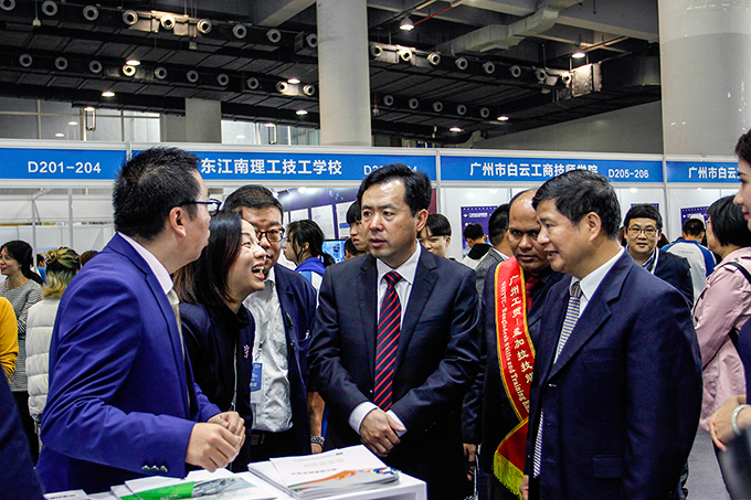 现场吸引了许多专业观众和外国友人的驻足