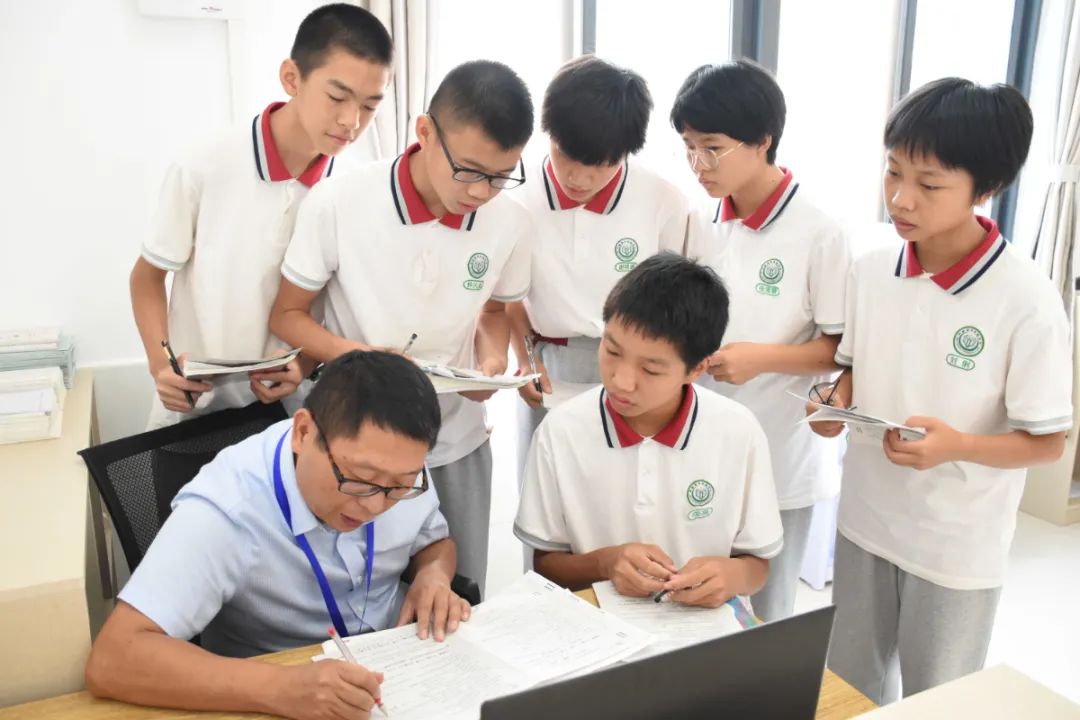 课间辅导同学作业_看图王.jpg 图片