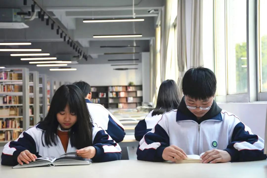 课间辅导同学作业_看图王.jpg 图片